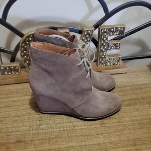 Kenneth Cole Women's Murray Grey Suede Ankle Boots Wedge Heel Sz 6 Boho, Chic